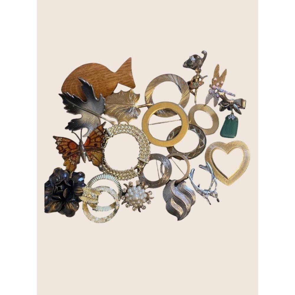 📌 VTG PIN 21 PC RINGS HEART FLOWER FISH ENAMEL BUTTERFLY FAUX PEARL BUNDLE LOT